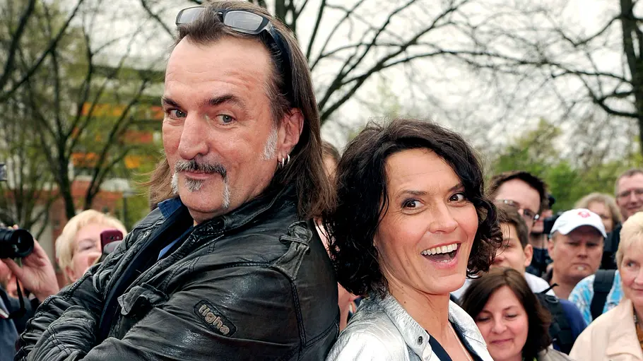 Andreas Hoppe und Ulrike Folkerts waren auch hinter der Kamera ein gut eingespieltes Team. Andreas Hoppe und Ulrike Folkerts, Rücken an Rücken, bei der Verleihung des 50. Grimme-Preises 2014.