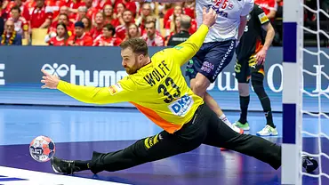 Andreas Wolff hält einen Ball beim Spiel gegen Norwegen bei der Handball-EM 2026. - Foto: IMAGO / Maximilian Koch Andreas Wolff hält einen Ball beim Spiel gegen Norwegen bei der Handball-EM 2026. - Foto: IMAGO / Maximilian Koch