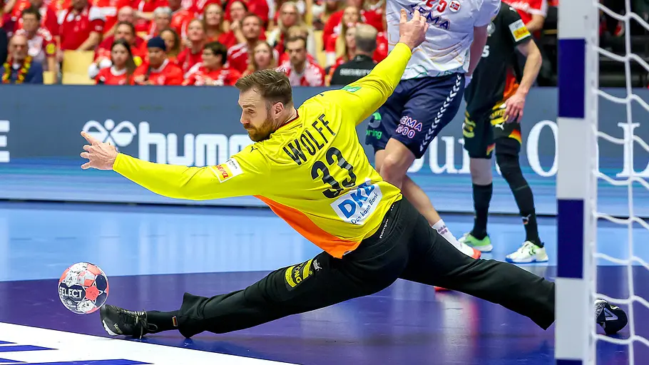 Andreas Wolff Handball-EM 2026 Andreas Wolff hält einen Ball beim Spiel gegen Norwegen bei der Handball-EM 2026.