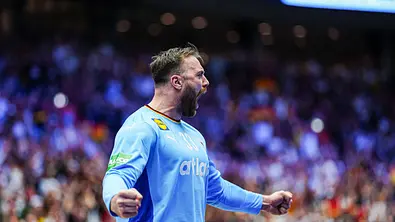Andreas Wolff jubelt ausdrucksstark nach einer Parade beim Handball-EM-Spiel gegen Serbien. - Foto:  IMAGO / Eibner
