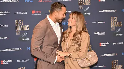 Ex-Bachelor Andrej Mangold Arm in Arm mit seiner Ehefrau Annika Jung. - Foto: IMAGO / Future Image Ex-Bachelor Andrej Mangold Arm in Arm mit seiner Ehefrau Annika Jung. - Foto: IMAGO / Future Image