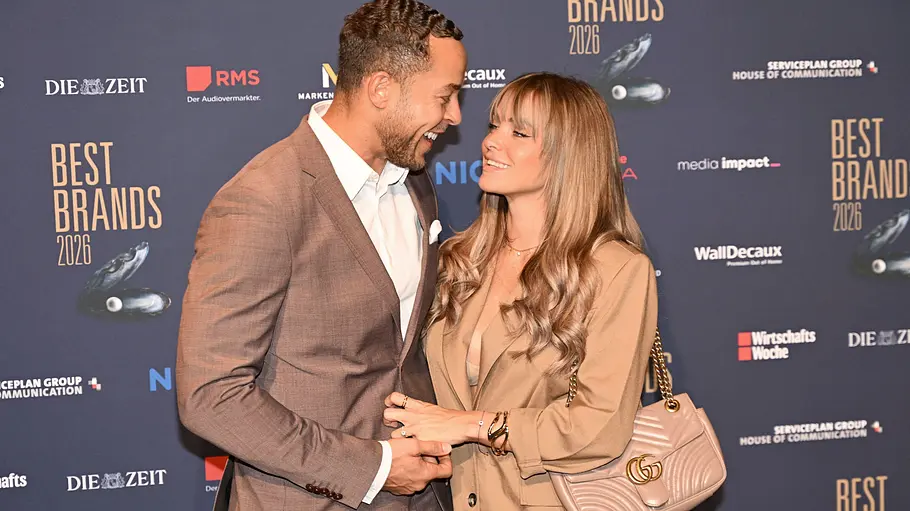 Ex-Bachelor Andrej Mangold Arm in Arm mit seiner Ehefrau Annika Jung.