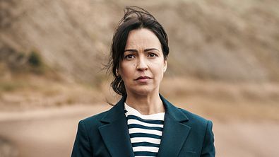 Angela schaut mit einem traurigen Blick nach vorne. - Foto: Netlfix
