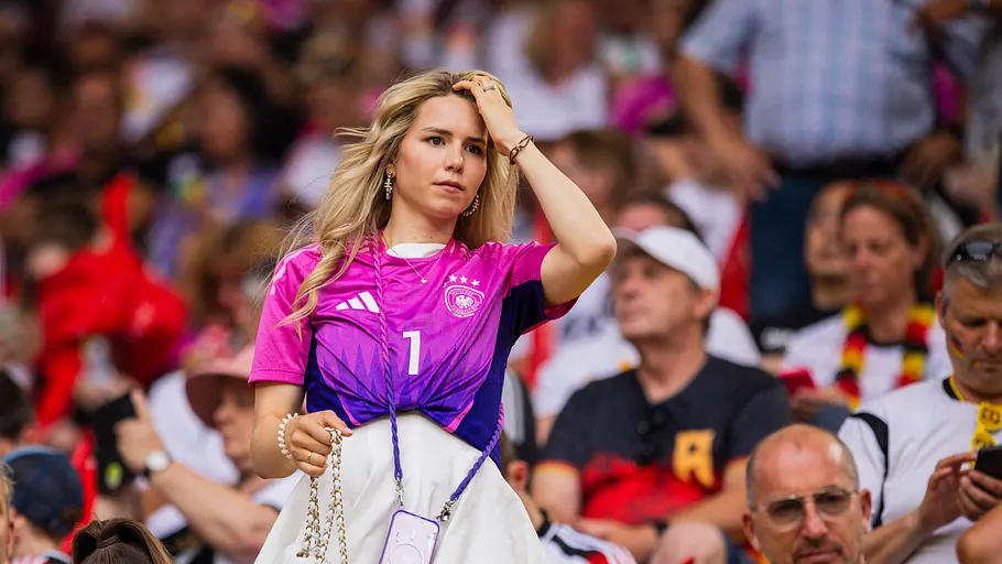 Anika Neuer beim EM-Achtelfinale Deutschland – Dänemark im Juni 2024 im Dortmunder Signal Iduna Park Anika Neuer fiebert auf der Tribüne mit Deutschland im EM-Achtelfinale gegen Dänemark im Juni 2024 im Dortmunder Signal Iduna Park.