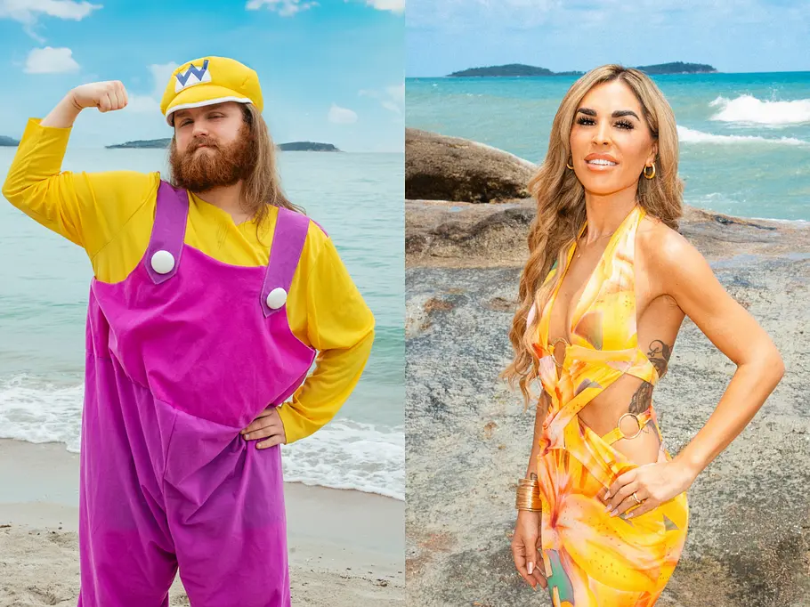 Anime-Nerd Danny & Pegah Parastar Links posiert Danny am Strand in gelbem Shirt, lila Latzhose und gelber Mütze, rechts steht Pegah in orange-gelbem Kleid auf Felsen am Meer.