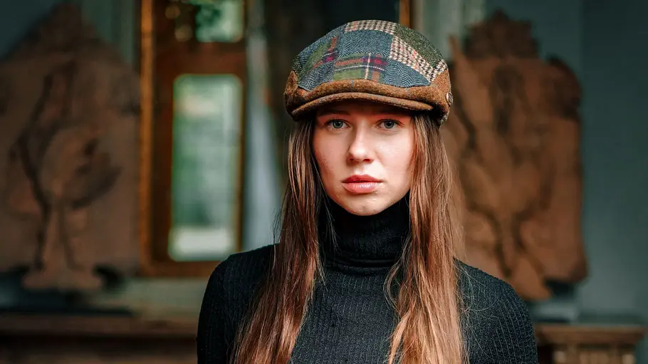 Ann-Kathrin Bendixen ist Influencerin. Ann-Kathrin Bendixen mit ernstem Gesichtsausdruck und Mütze.