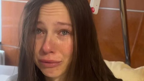 Ann-Kathrin Bendixen sitzt weinend in einem Krankenhaus-Bett - Foto: Instagram.com/affe_auf_bike/