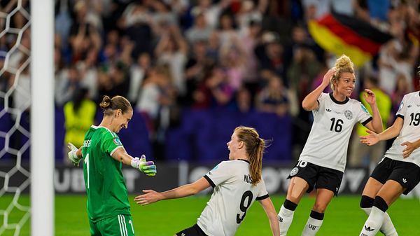 Die Frauen-Nationalmannschaft stürmt auf Ann-Kathrin Berger zu, als sie den letzten Elfmeter im EM-Viertelfinale hält - Foto:  IMAGO / MIS