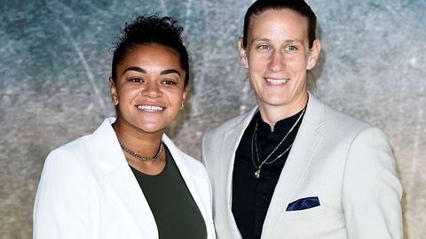 Ann-Katrin Berger und Jess Carter auf dem roten Teppich, beide tragen helle Jacken. - Foto: IMAGO / Future Image