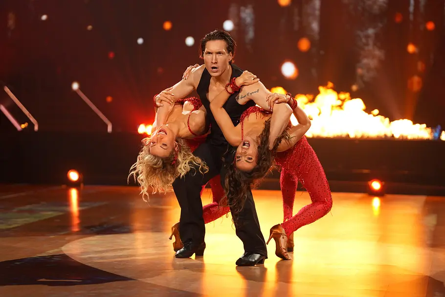 Anna-Carina Woitschack, Evgeny Vinokurov, Ekaterina Leonova Anna-Carina Woitschack, Evgeny Vinokurov, Ekaterina Leonova zeigten eine Salsa beim Trio-Dance.