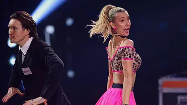 Anna-Carina Woitschack mit erschrockenem Blick auf der „Let’s Dance“-Bühne. - Foto: RTL Anna-Carina Woitschack mit erschrockenem Blick auf der „Let’s Dance“-Bühne. - Foto: RTL