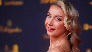 Anna-Carina Woitschack lächelt über die Schulter. - Foto: IMAGO / Eventpress