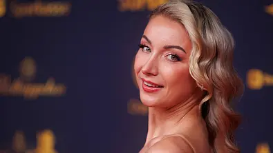 Anna-Carina Woitschack lächelt über die Schulter. - Foto: IMAGO / Eventpress