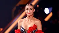 Anna-Carina Woitschack steht in einem rot-schwarzen Tanzoutfit auf der „Let’s Dance“-Bühne. - Foto: IMAGO / Panama Pictures Anna-Carina Woitschack steht in einem rot-schwarzen Tanzoutfit auf der „Let’s Dance“-Bühne. - Foto: IMAGO / Panama Pictures
