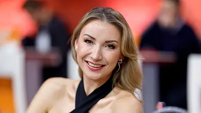 Sängerin Anna-Carina Woitschack lächelt in die Kamera - Foto: IMAGO / Panama Pictures Sängerin Anna-Carina Woitschack lächelt in die Kamera - Foto: IMAGO / Panama Pictures