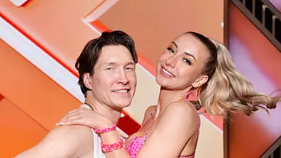 Anna-Carina Woitschack & Evgeny Vinokurov posieren bei Lets Dance, er hebt ihr Bein, sie hält sich an seinen Schultern fest. - Foto: IMAGO / Panama Pictures