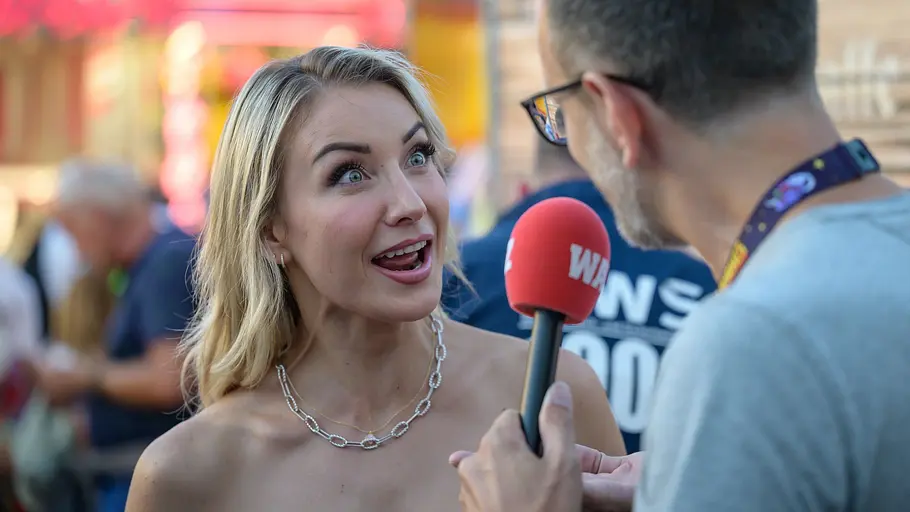 Anna-Carina Woitschack war schon oft zu Gast bei „Immer wieder sonntags“. Anna Carina Woitschack im im Interview beim 13. WAZ-Schlagerherz.
