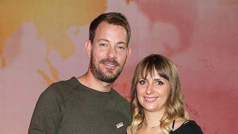 Anna und Gerald Heiser lächeln in die Kamera, er legt seinen Arm um ihre Taille. - Foto: IMAGO / BREUEL-BILD