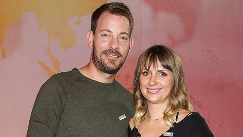 Anna und Gerald Heiser lächeln in die Kamera, er legt seinen Arm um ihre Taille. - Foto: IMAGO / BREUEL-BILD