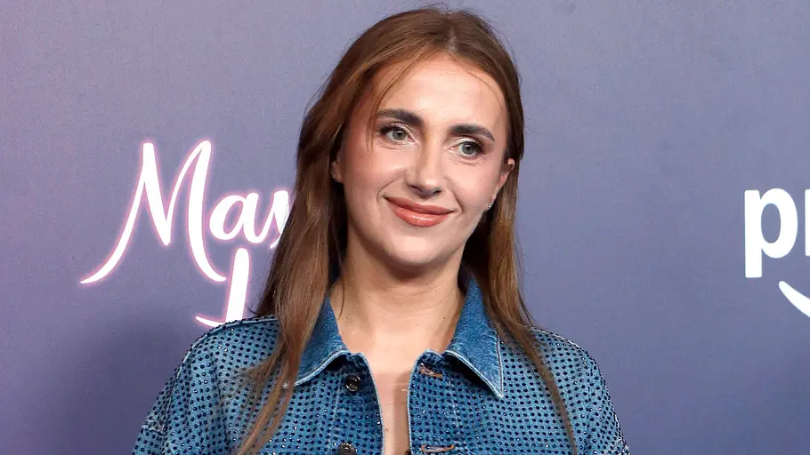 Anna Heiser gibt Update zu Tochter Alina Anna Heiser in einem Jeans-Outfit