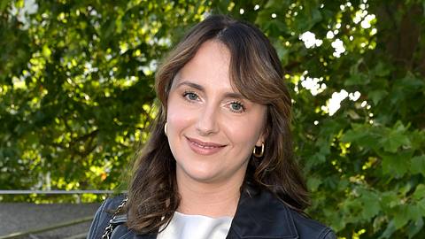 Anna Heiser in schwarzer Lederjacke - Foto: IMAGO / Future Image