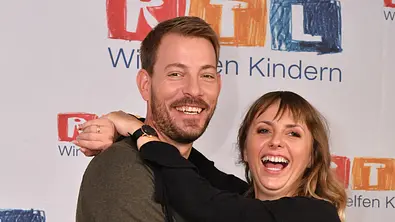 Anna und Gerald Heiser umarmen sich lachend - Foto: IMAGO / Eventpress Anna und Gerald Heiser umarmen sich lachend - Foto: IMAGO / Eventpress