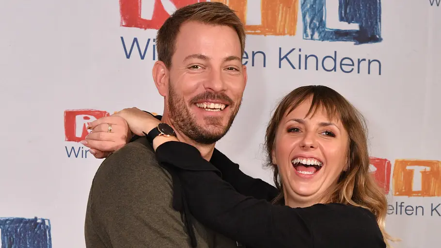 Anna und Gerald Heiser sind ausgewandert Anna und Gerald Heiser umarmen sich lachend