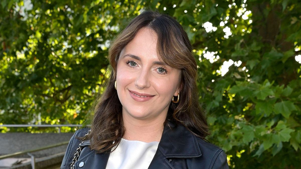 Anna Heiser, hier in einem weißen Kleid und einer Lederjacke, kann den Hass im Netz nicht mehr ertragen. Anna Heiser, hier in einem weißen Kleid und einer Lederjacke, kann den Hass im Netz nicht mehr ertragen.