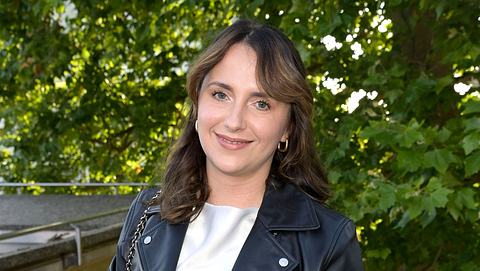 Anna Heiser, hier in einem weißen Kleid und einer Lederjacke, kann den Hass im Netz nicht mehr ertragen. - Foto: IMAGO / Future Image