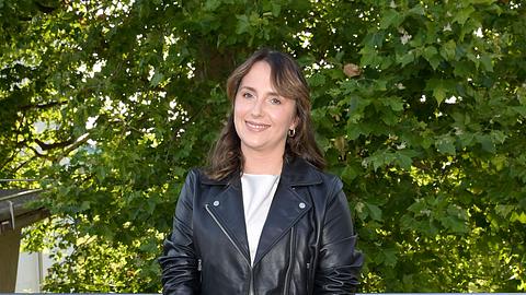 Anna Heiser posiert in Lederjacke - Foto:  IMAGO / Future Image