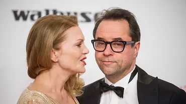 Anna LOOS (li., Schauspielerin) und Jan Josef LIEFERS (Schauspieler) bei der Verleihung der Goldenen Kamera 2018, der Deutsche Film- und Fernsehpreis in Hamburg - Foto:  IMAGO / Sven Simon