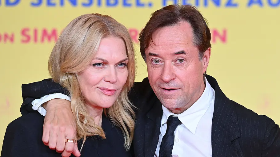 Jan Josef Liefers mit Ehefrau Anna Loos  bei der Welt-premiere von ALTER WEISSER MANN am 22.10.2024 im Mathaeser Kino in Muenchen