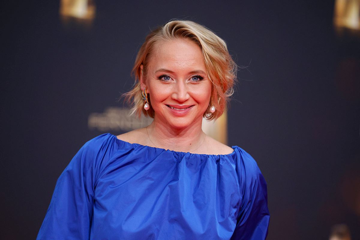 Anna Maria Mühe Anna Maria Mühe im blauen Kleid bei einem öffentlichen Auftritt, Schauspielerin und frisch verheiratet mit Lucas Gregorowicz.