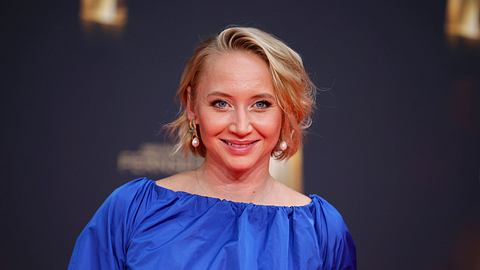 Anna Maria Mühe im blauen Kleid bei einem öffentlichen Auftritt, Schauspielerin und frisch verheiratet mit Lucas Gregorowicz. - Foto:  IMAGO / Panama Pictures