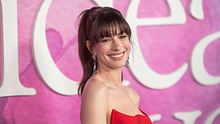 Anne Hathaway auf dem roten Teppich - Foto: IMAGO / SOPA Images