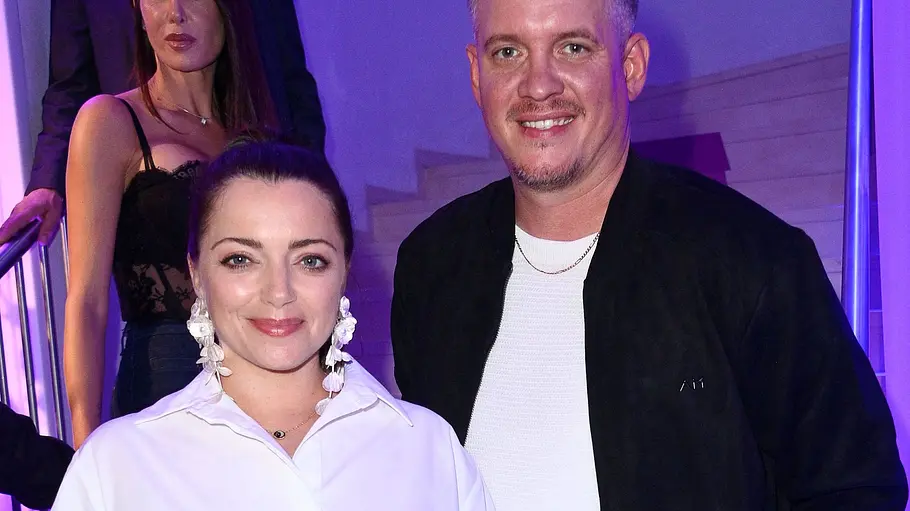 Anne Menden & Gustav Masurek Anne Menden & Gustav Masurek posieren nebeneinander auf dem roten Teppich.