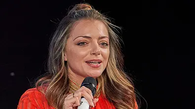 Anne Menden posiert auf dem roten Teppixh - Foto: IMAGO / Eventpress