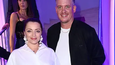 Anne Menden und ihr Verlobter Gustav posieren zusammen - Foto: IMAGO / Future Imag