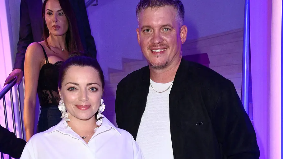 Anne Menden ist sauer wegen Fake-News Anne Menden und ihr Verlobter Gustav posieren zusammen