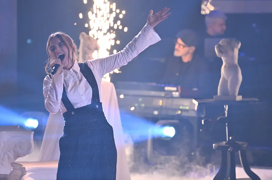 Anne Mosters Halbfinale The Voice 2025 Anne Mosters singt mit viel Ausdruck im Halbfinale. Hinter ihr ein Feuerwerk.