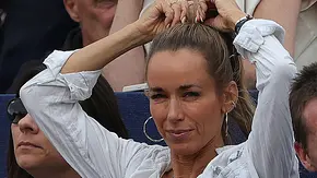 Annemarie Carpendale zieht an ihrem Zopfband und richtet ihre Haare - Foto: IMAGO / Philippe Ruiz