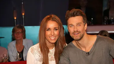 Wayne und Annemarie Carpendale lachen hier in einer Talkshow in die Kamera. Jetzt soll er eine neue Frau haben.  - Foto: IMAGO / APress