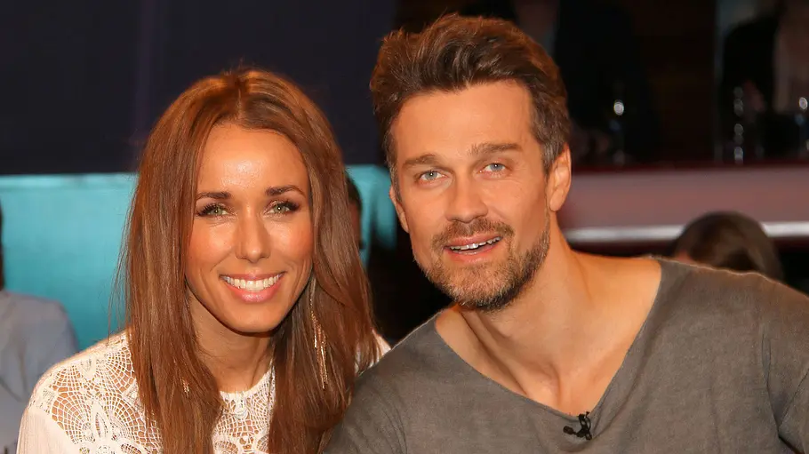 Wayne Carpendale neue Freundin Wayne und Annemarie Carpendale lachen hier in einer Talkshow in die Kamera. Jetzt soll er eine neue Frau haben.