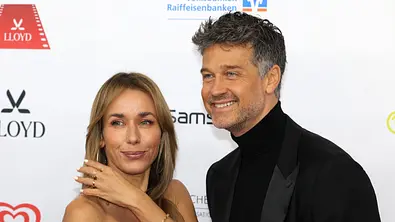 AnneMarie wirft ihr Haar nach hinten, Wayne lächelt. - Foto: IMAGO / Bildagentur Monn AnneMarie wirft ihr Haar nach hinten, Wayne lächelt. - Foto: IMAGO / Bildagentur Monn