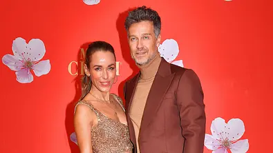 Annemarie Carpendale steht in einem glitzernden Kleid neben Wayne Carpendale im braunen Anzug vor einer roten Fotowand. - Foto: IMAGO / APress Annemarie Carpendale steht in einem glitzernden Kleid neben Wayne Carpendale im braunen Anzug vor einer roten Fotowand. - Foto: IMAGO / APress
