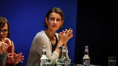 Annett Renneberg schaut zur Seite und hat ihre Hände gefaltet. - Foto: IMAGO / Rüdiger Wölk