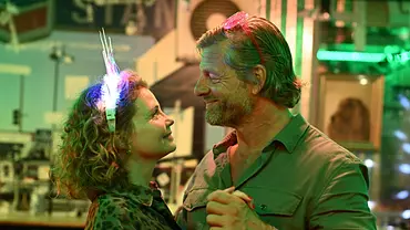 Annette Frier (l.) und Henning Baum haben in Frier und Fünfzig Sex - Foto: © Joyn / Willi Weber Annette Frier (l.) und Henning Baum haben in Frier und Fünfzig Sex - Foto: © Joyn / Willi Weber
