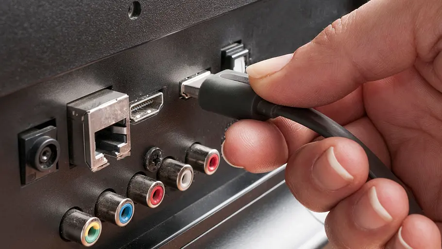Anschlüsse am Fernseher Unterschiedliche Anschlüsse am Fernseher, darunter LAN und HDMI.