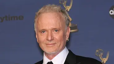 Anthony Geary bei den 33rd Annual Daytime Emmy Awards, hält den Preis in der Hand - Foto: IMAGO / ZUMA Press Wire