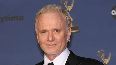 Anthony Geary bei den 33rd Annual Daytime Emmy Awards, hält den Preis in der Hand - Foto: IMAGO / ZUMA Press Wire